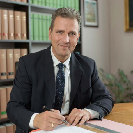 Rechtsanwalt und Notar  Dr. Claus Chevalier