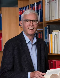 Rechtsanwalt und Notar a.D.  Dr. Klaus Uebe